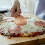 memilih topping pizza