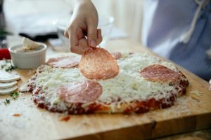 memilih topping pizza